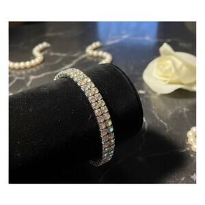 𝅺4/$20. NWOT Stunning Diamond Like Bracelet